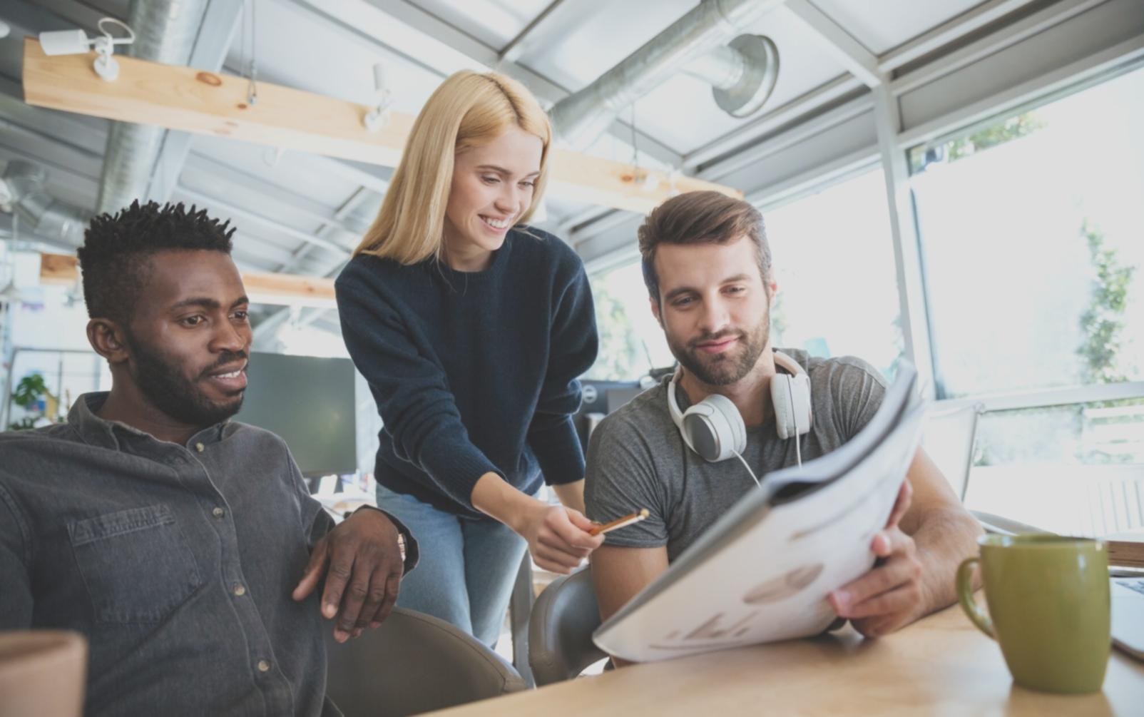 Team bei der Besprechung von Finanzunterlagen