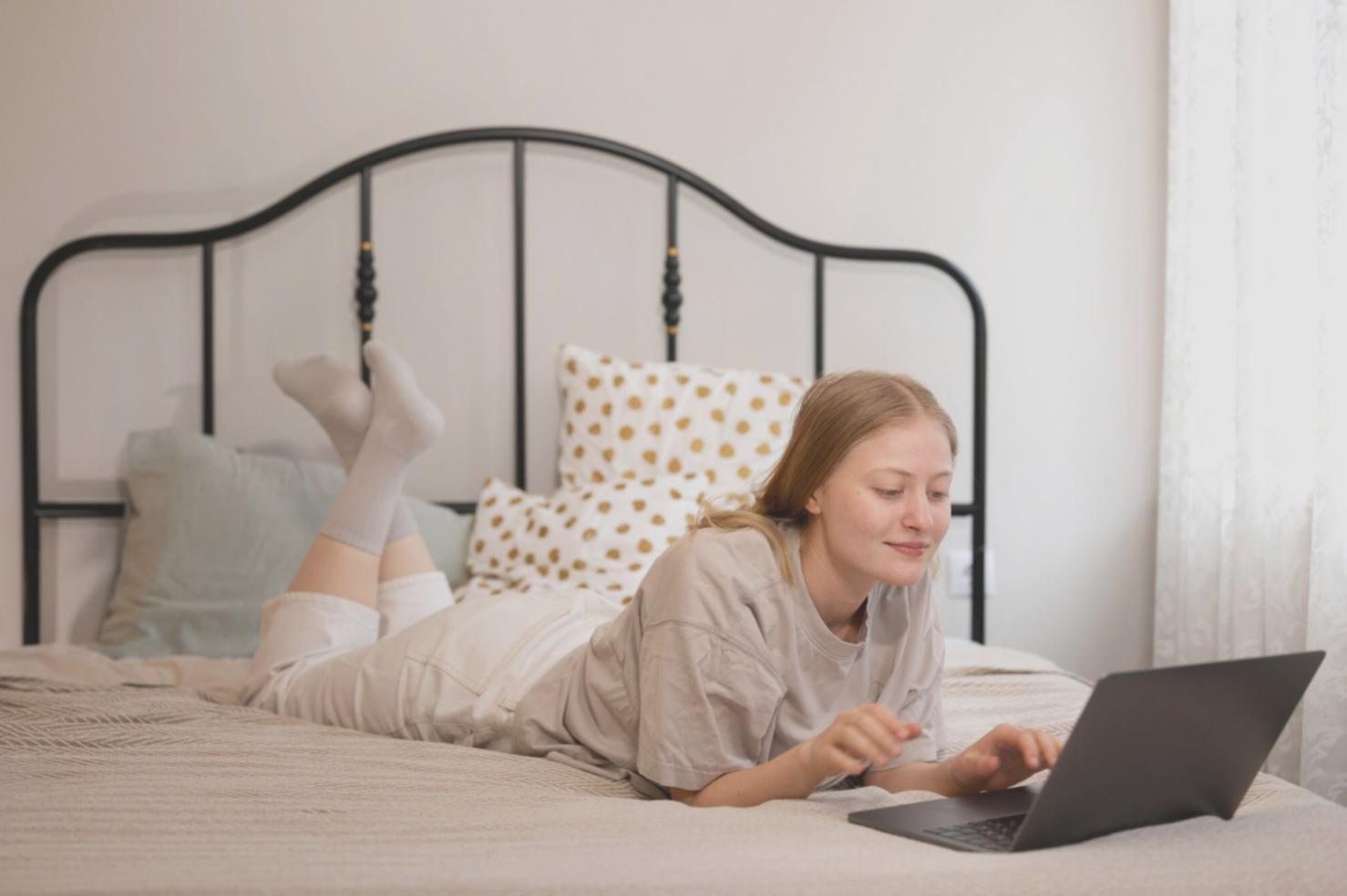 Finanzgrafiken auf Laptop-Bildschirm